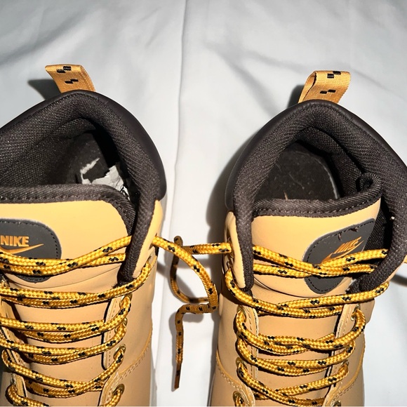 Gently Used Nike Men’s Boots. - Picture 4 of 10